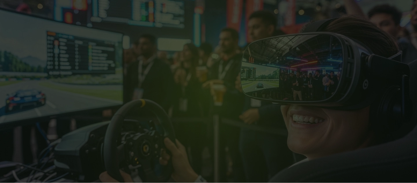Visitante com óculos de realidade virtual pilotando um simulador da VR World